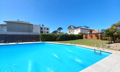 Apartamento en primera fila de Playa Mansa, con agradable vista al mar. 3 dormitorios en Punta del Este