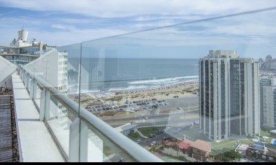 Espectacular Penthouse en venta a pasos del mar. 3 dormitorios + dependencia. Playa Brava.