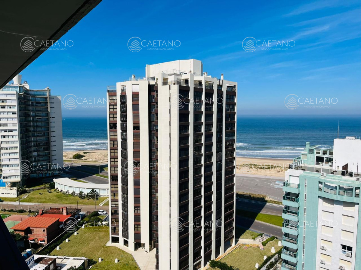 Vende apartamento de 2 dormitorios en Punta del Este. Financia  - DMC16444A