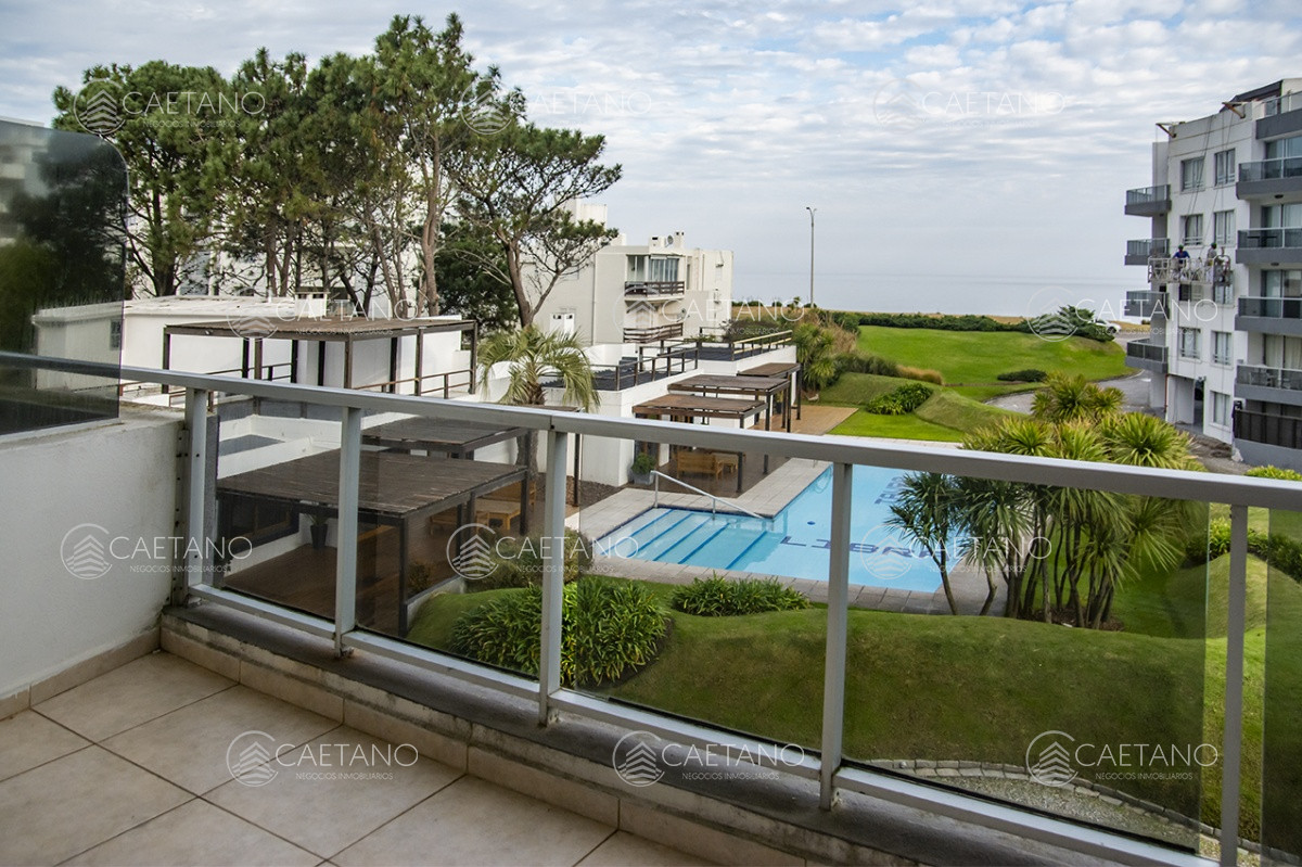 Departamento en venta a metros de Playa Mansa - DMC16938A