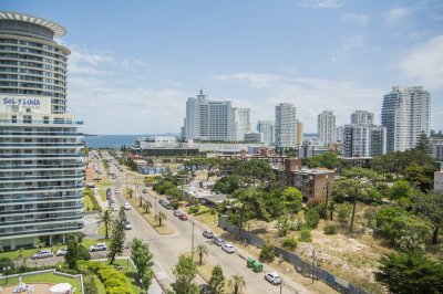 Vende apartamento de 2 dormitorios y medio playa brava. Reciclado completo. Punta del Este 