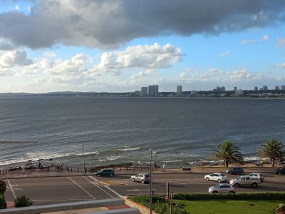 Vende apartamento en Peninsula, 2 dormitorios más servicio. Vista al mar. Punta del Este 