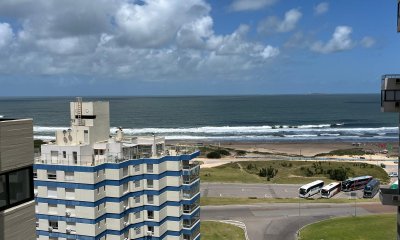 Apartamento en Venta, 3 dormitorios y servicio, en Playa Brava, Punta del Este