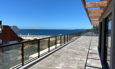 Vende Oportunidad en Playa Mansa, primera línea de 2 dormitorios en Punta del Este
