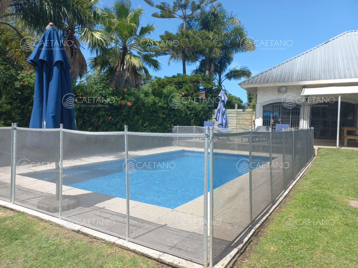 vende casa de 3 dormitorios totalmente reformada. con piscina climatizada. cerca de colegios, punta del este  - dmc8958c