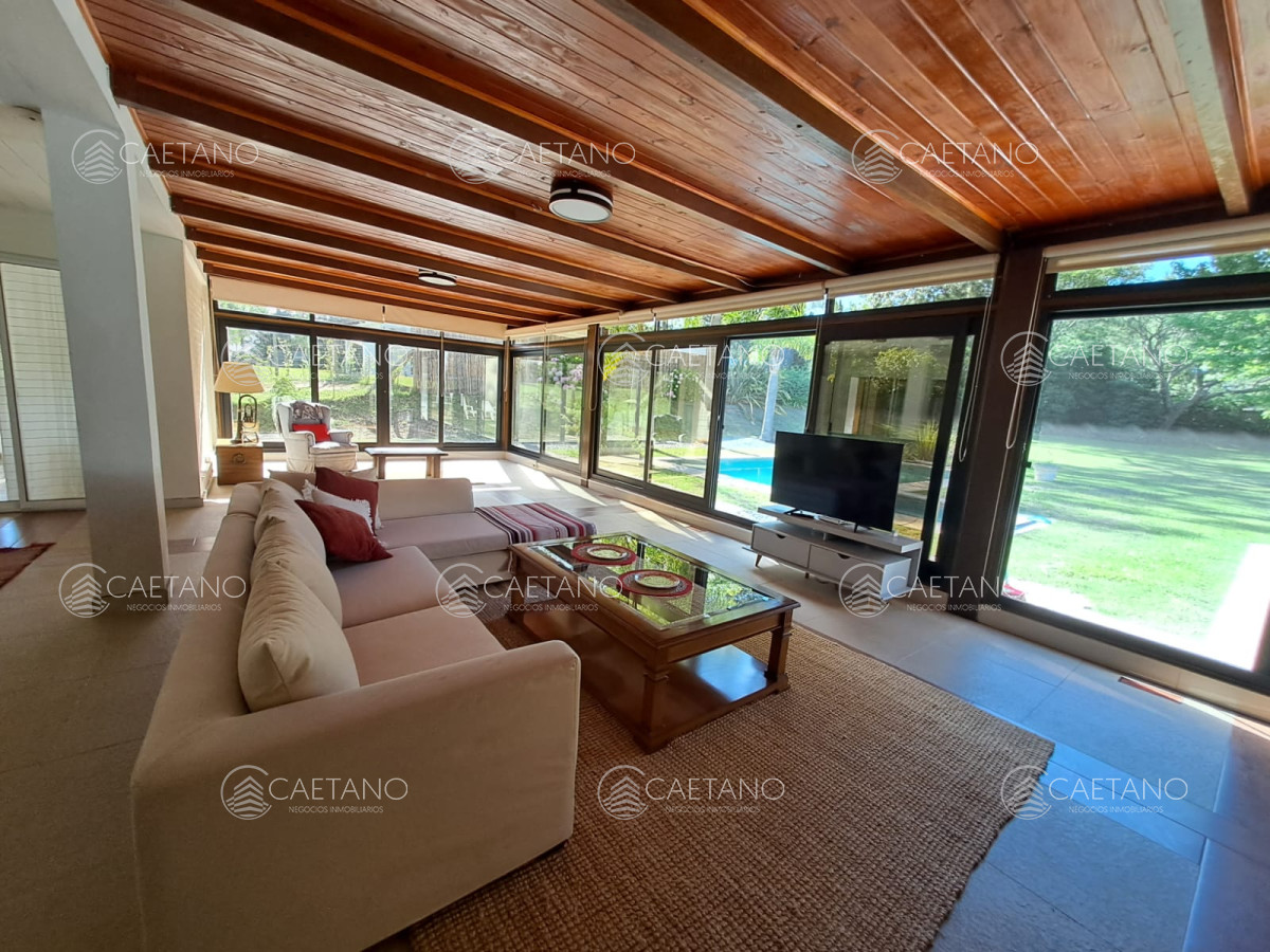 Espaciosa Casa en Barrio Privado de 6 dorm y piscina en Punta del Este - DMC15997C