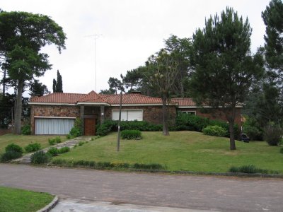 Casa de 4 dormitorios con agradable entorno.