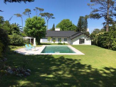 Venta casa 6 dormitorios. Playa mansa, Punta del Este 