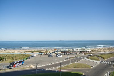 Vende apartamento frente al mar, Punta del Este 