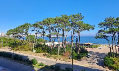 Apartamento en Venta de 2 dormitorios frente al mar,Playa Mansa , Punta del este