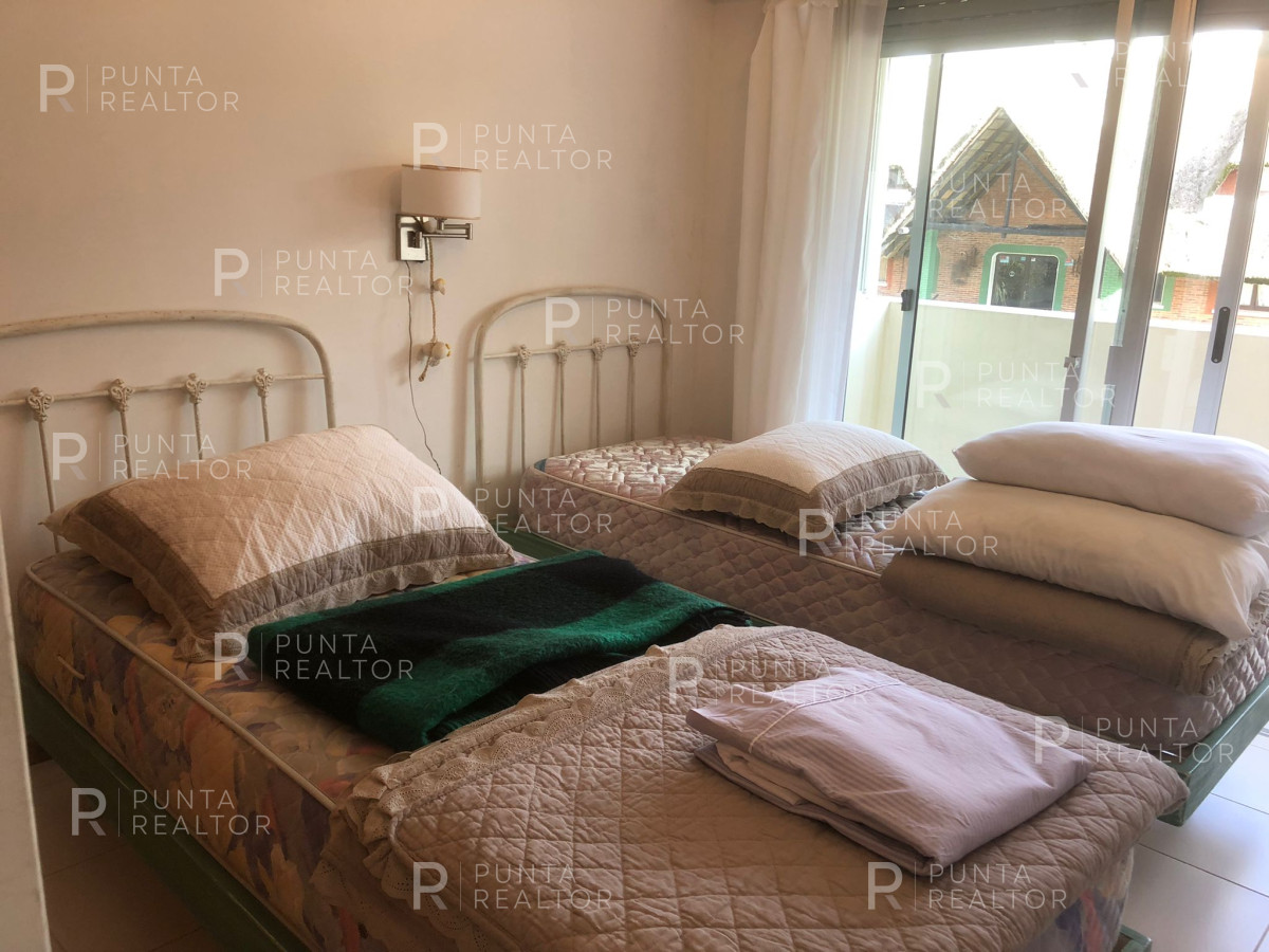 Apartamento ID.1041 - Vende apartamento de 3 dormitorios más servicio, primera línea al mar en Playa Brava 