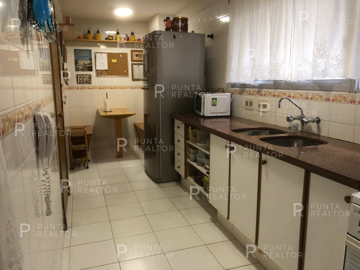 Apartamento ID.1041 - Vende apartamento de 3 dormitorios más servicio, primera línea al mar en Playa Brava 