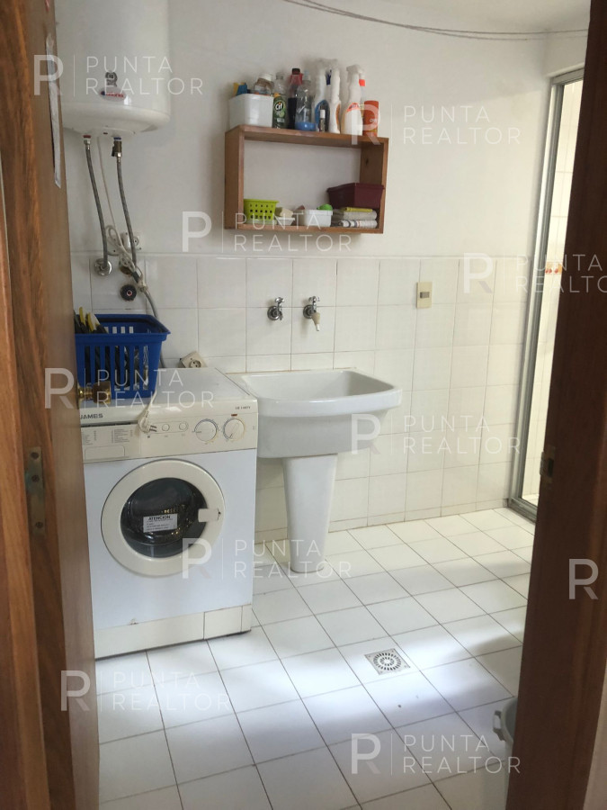 Apartamento ID.1041 - Vende apartamento de 3 dormitorios más servicio, primera línea al mar en Playa Brava 