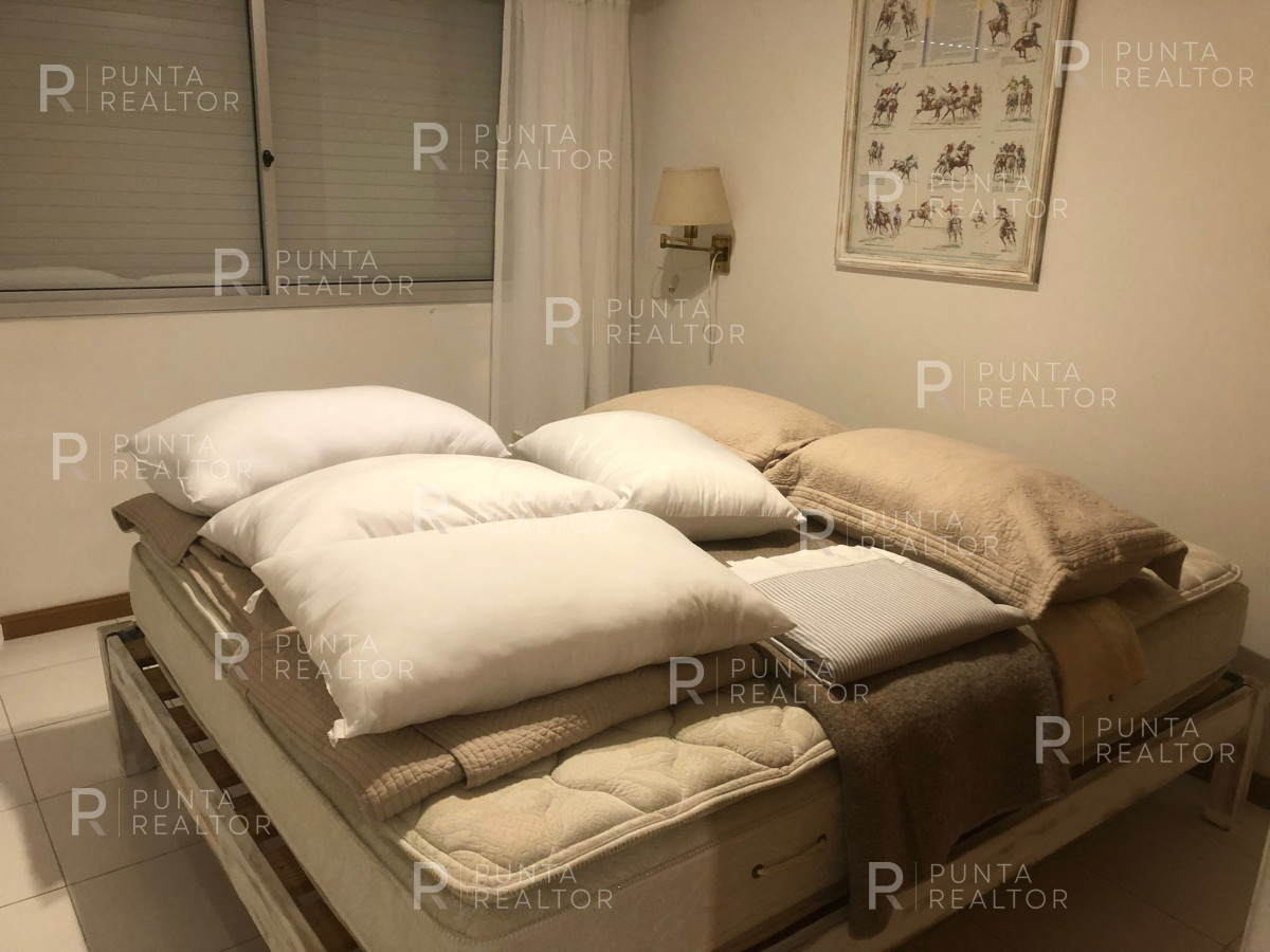Apartamento ID.1041 - Vende apartamento de 3 dormitorios más servicio, primera línea al mar en Playa Brava 