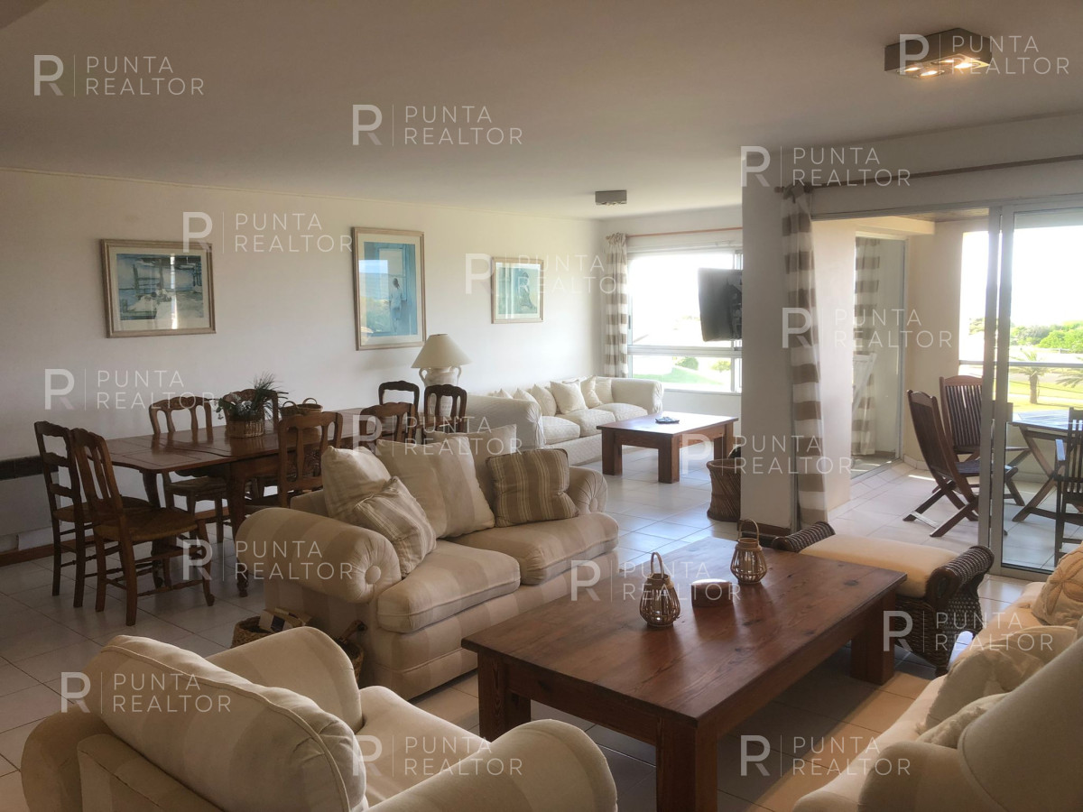 Apartamento ID.1041 - Vende apartamento de 3 dormitorios más servicio, primera línea al mar en Playa Brava 