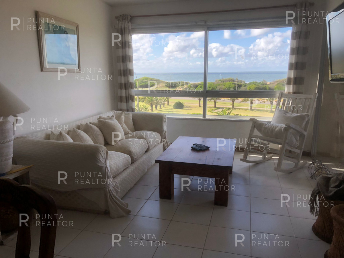 Apartamento ID.1041 - Vende apartamento de 3 dormitorios más servicio, primera línea al mar en Playa Brava 