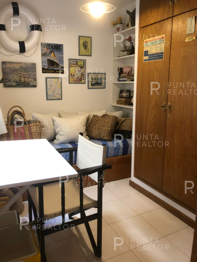 Apartamento ID.1041 - Vende apartamento de 3 dormitorios más servicio, primera línea al mar en Playa Brava 