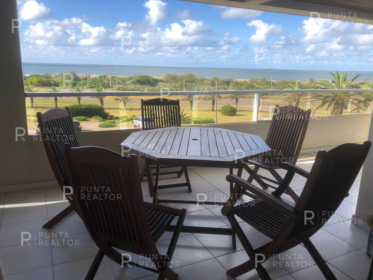 Apartamento ID.1041 - Vende apartamento de 3 dormitorios más servicio, primera línea al mar en Playa Brava 