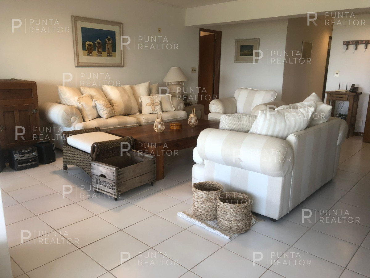 Apartamento ID.1041 - Vende apartamento de 3 dormitorios más servicio, primera línea al mar en Playa Brava 