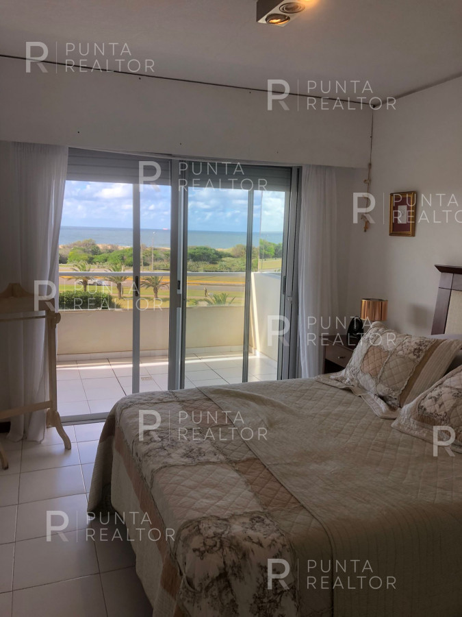 Apartamento ID.1041 - Vende apartamento de 3 dormitorios más servicio, primera línea al mar en Playa Brava 