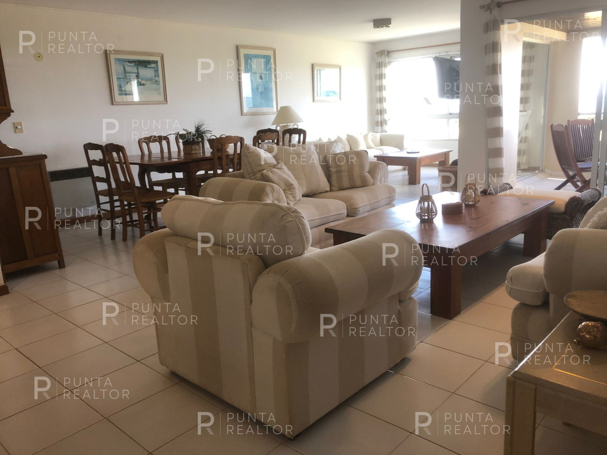 Apartamento ID.1041 - Vende apartamento de 3 dormitorios más servicio, primera línea al mar en Playa Brava 
