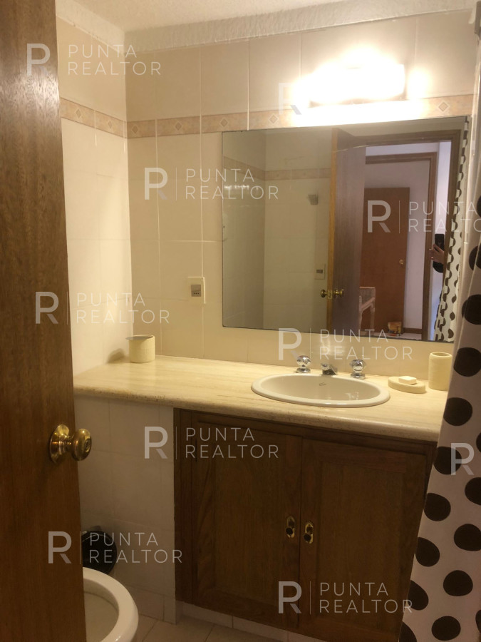 Apartamento ID.1041 - Vende apartamento de 3 dormitorios más servicio, primera línea al mar en Playa Brava 