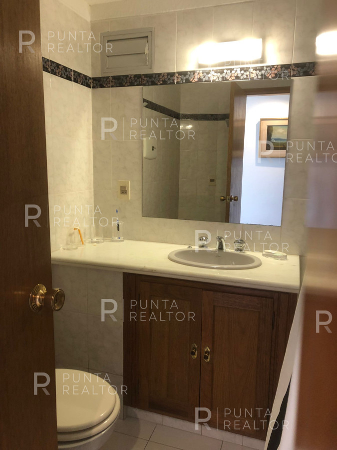 Apartamento ID.1041 - Vende apartamento de 3 dormitorios más servicio, primera línea al mar en Playa Brava 