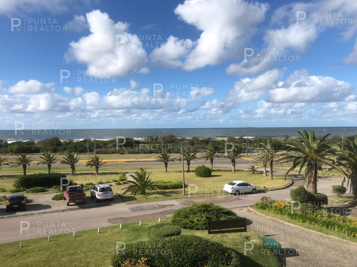 Apartamento ID.1041 - Vende apartamento de 3 dormitorios más servicio, primera línea al mar en Playa Brava 