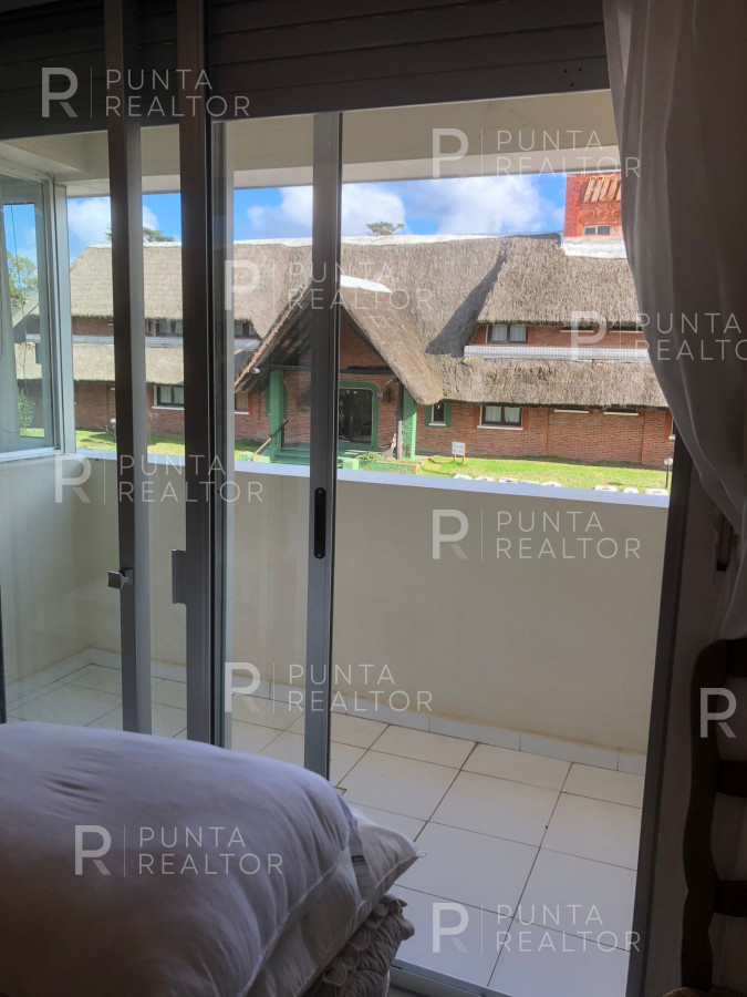 Apartamento ID.1041 - Vende apartamento de 3 dormitorios más servicio, primera línea al mar en Playa Brava 