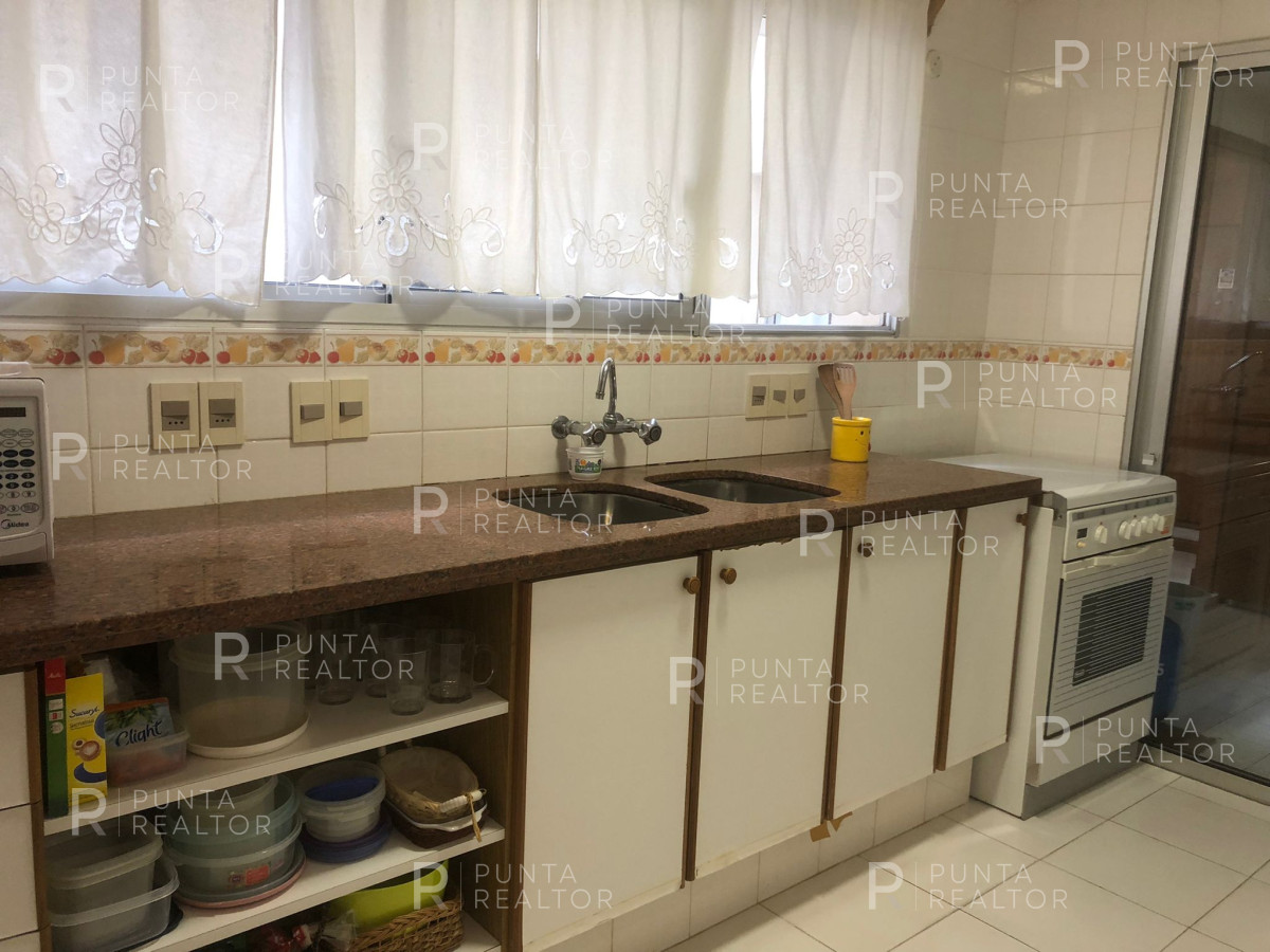 Apartamento ID.1041 - Vende apartamento de 3 dormitorios más servicio, primera línea al mar en Playa Brava 
