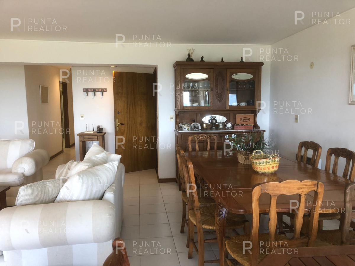 Apartamento ID.1041 - Vende apartamento de 3 dormitorios más servicio, primera línea al mar en Playa Brava 