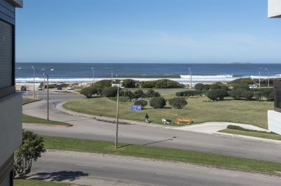 Cómodo y agradable apartamento en edificio Panorama VI, muy cerca de la playa Brava al final de la Av. Chiverta.