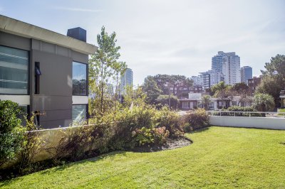 Oportunidad. Vende departamento de 2 dormitorios en Punta del Este