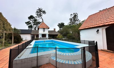 Vende casa de 4 dormitorios con piscina y gran parque en Golf, Punta del Este