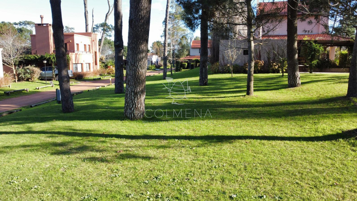 En venta derechos a sobre elevar, terreno en Pinares, Punta del Este - COL10731T