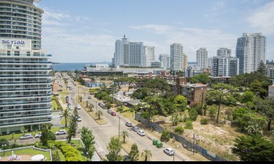 Vende apartamento de 2 dormitorios y medio en Chiverta, Reciclado completo. Punta del Este