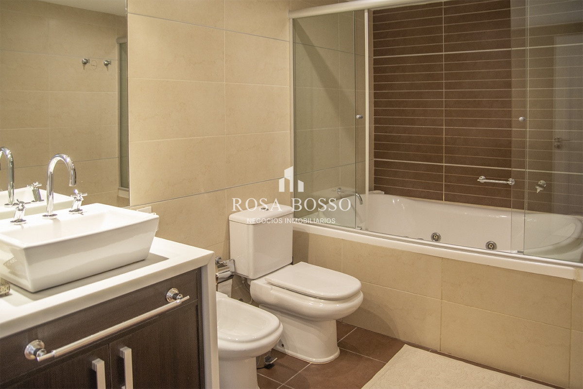 Apartamento ID.8146 - Vende apartamento de 3 dormitorios en Torre Imperiale I, Frente al mar, Punta del Este 