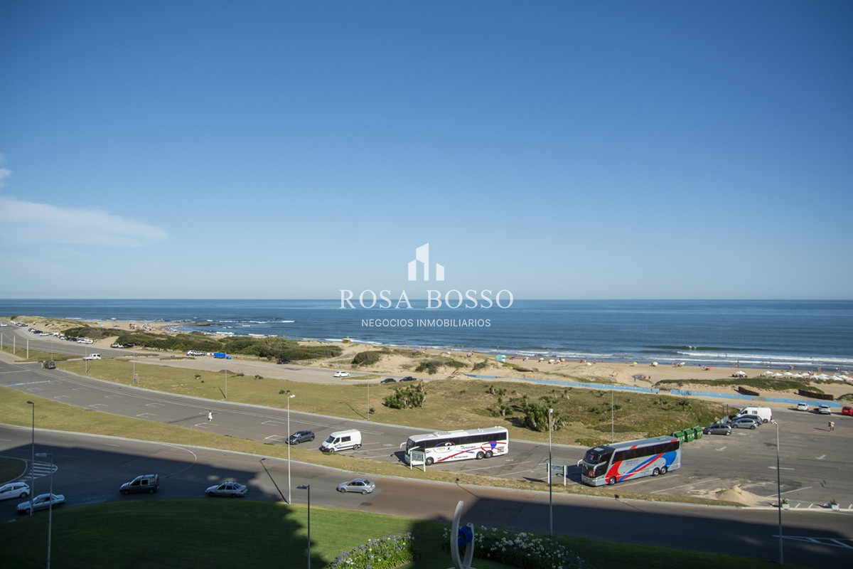 Apartamento ID.8146 - Vende apartamento de 3 dormitorios en Torre Imperiale I, Frente al mar, Punta del Este 