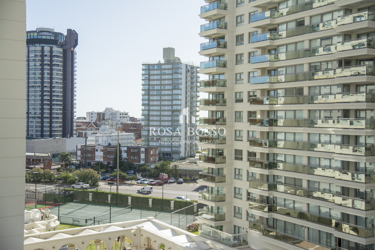 Apartamento ID.8146 - Vende apartamento de 3 dormitorios en Torre Imperiale I, Frente al mar, Punta del Este 