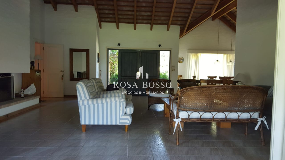 Apartamento ID.7030 - Excelente casa en alquiler en zona residencial!!! Consulte!!