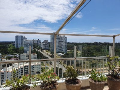 Espectacular penthouse en venta. Edificio Tiburon planta de 3 dormitorios, Punta del Este  - JPA9443A