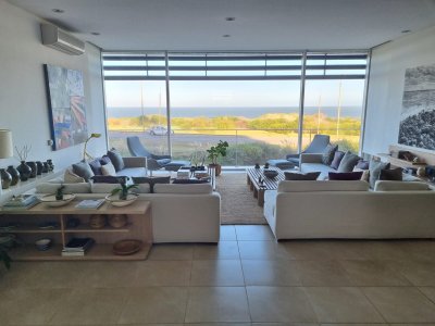 Hermoso apartamento en venta con vista al mar en Punta del Este.