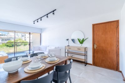 Hermoso apartamento en venta en edificio De La Ensenada, Punta del Este.
