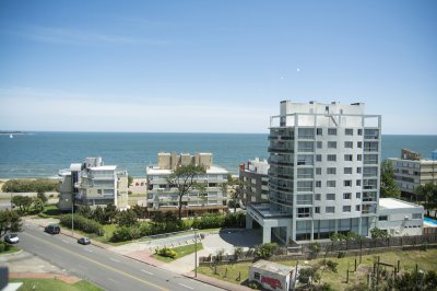 Apartamento de 3 dormitorios en venta frente al mar en Punta del Este.