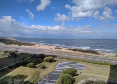 Apartamento en venta en edificio Delfín, Punta del Este.