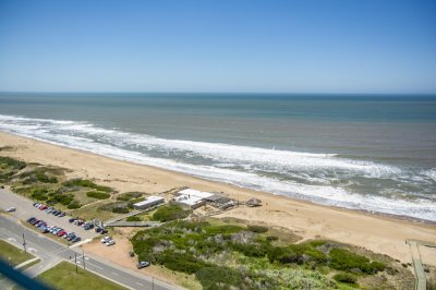 Apartamento en venta en piso alto en edificio Le Parc III, Punta del Este.