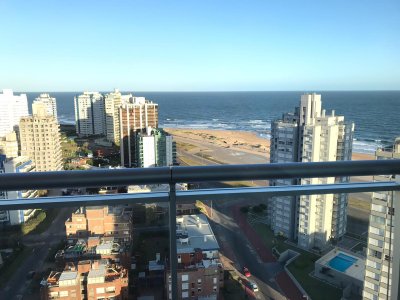 Apartamento de 2 suites en venta en edificio Onix, Punta del Este.