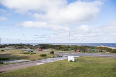 Vende apartamento sobre la rambla,  Rincon del Indio.
