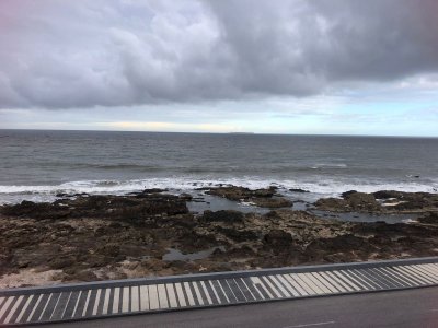 Hermoso apartamento de 3 dormitorios en venta frente al mar en Punta del Este.