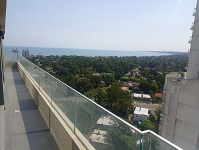 Apartamento en venta de 3 dormitorios en torre Gaudi, Punta del Este.